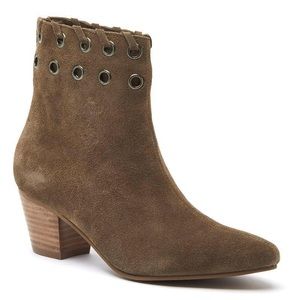 Matisse leather tan bootie with keyholes!